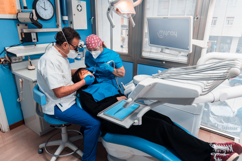Sessione di endodonzia presso lo studio dentistico Venturi